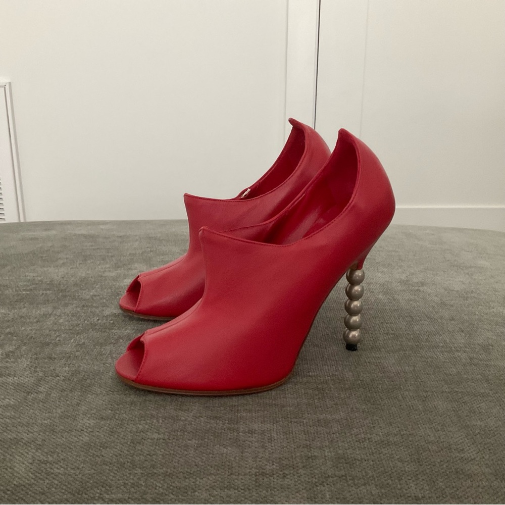 Manolo Blahnik Peep Toe Pumps 36